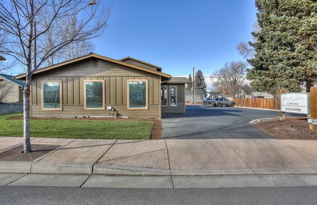 735 SW 9th St, Redmond, OR 97756